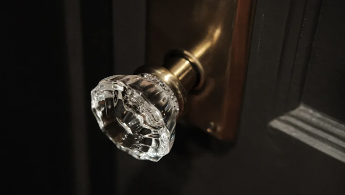 Làm thế nào để làm sạch các núm cửa bằng đồng?